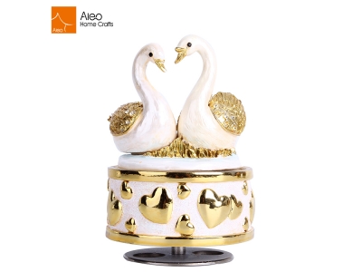 2018 Popular polyresin Music Box Swan Winding Love Wedding Music Box With Diamond Hand Painting For Birthday Gift